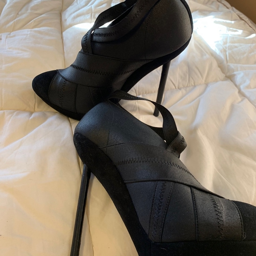 YVES SAINT LAURENT
Suede Pumps
Size: IT 36.5